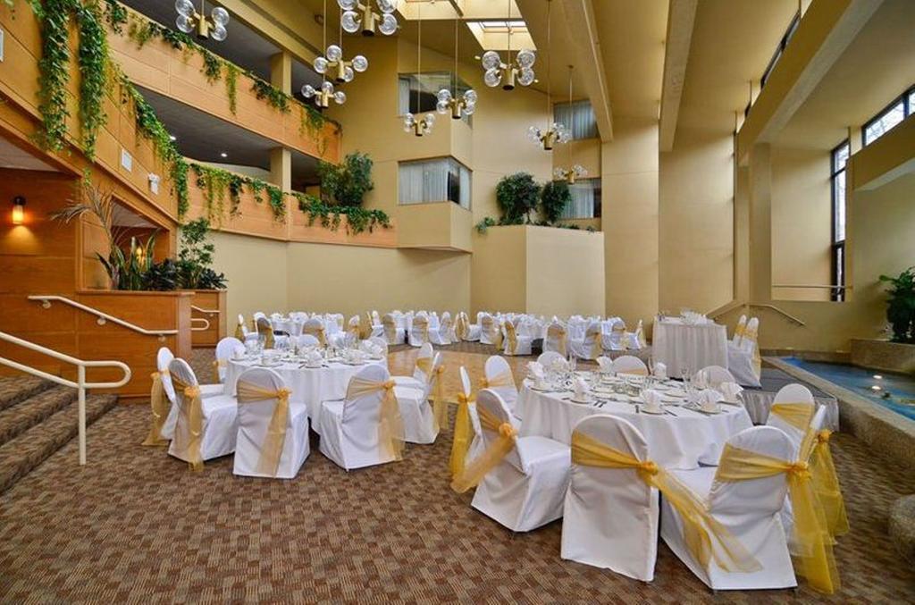 Clock Tower Resort And Conference Center - Rockford Restaurant foto